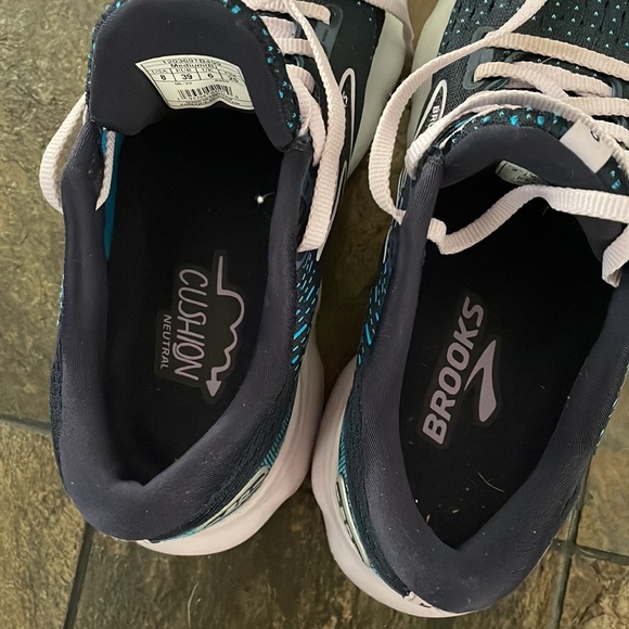 Brooks Athletic Shoes- Cushion Neutral- Navy with Teal dots- size 8 - Picture 11 of 15